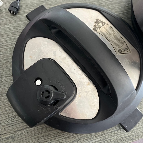 Instant pot 6 quart + air fryer lid - Picture 3 of 3